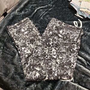 Comfy 3/4 length black and white patterned leggings with pocket